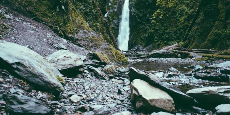 IPv6规模化部署实战指南：过渡技术、安全考量与运维实践