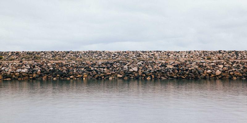 网络技术新范式：多云与混合云环境下的高效互联与智能流量管理